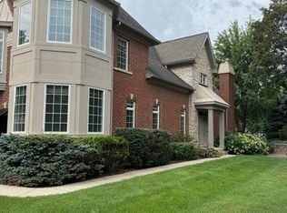 140 Roundtree Ct, Bloomingdale, IL 60108