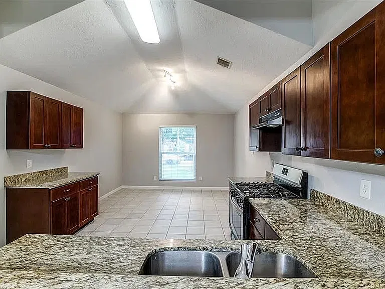 3 bed, 1800 sqft, $1,700 — Photo 4