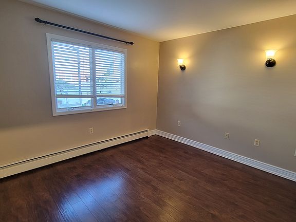 4th image of 72 Steinberg Ave #1