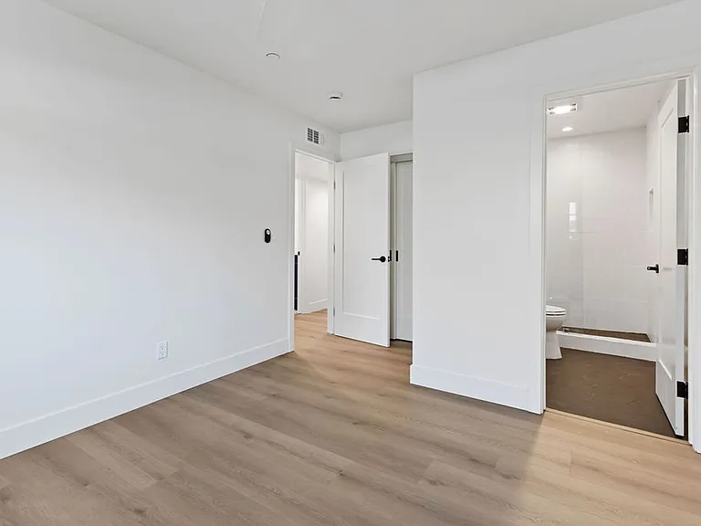 4264 42nd St — Photo 14