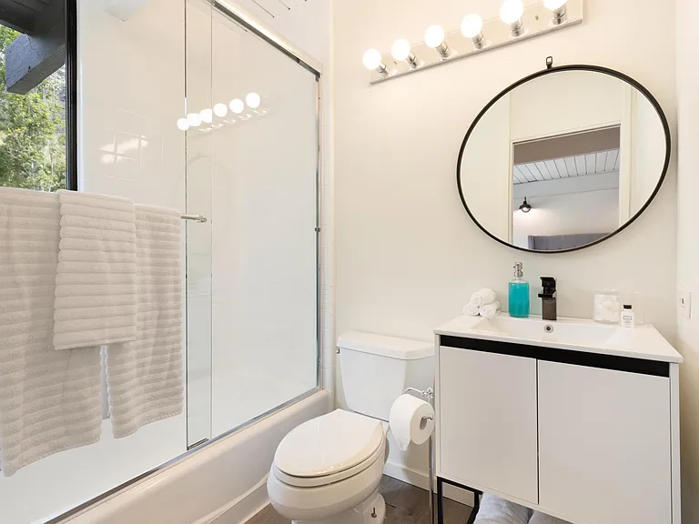 En-suite Bathroom with fresh towels and a clean atmosphere