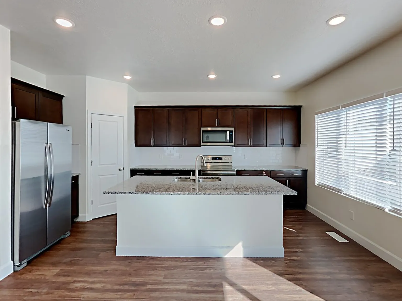 6 bed, 3.5 bath, 3277 sqft, $3,455 — Photo 3