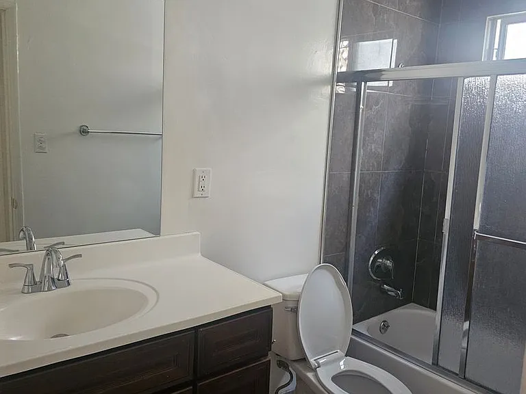 636 N Sweetzer Ave — Photo 3
