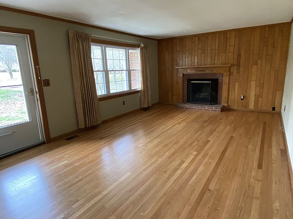 3rd image of 211 River Dr