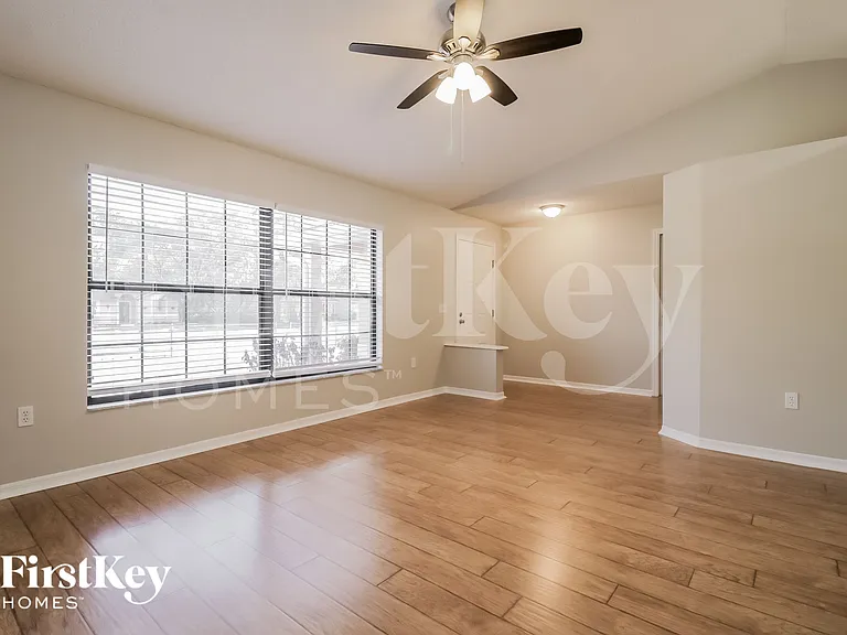 3260 Saint James Ave — Photo 3