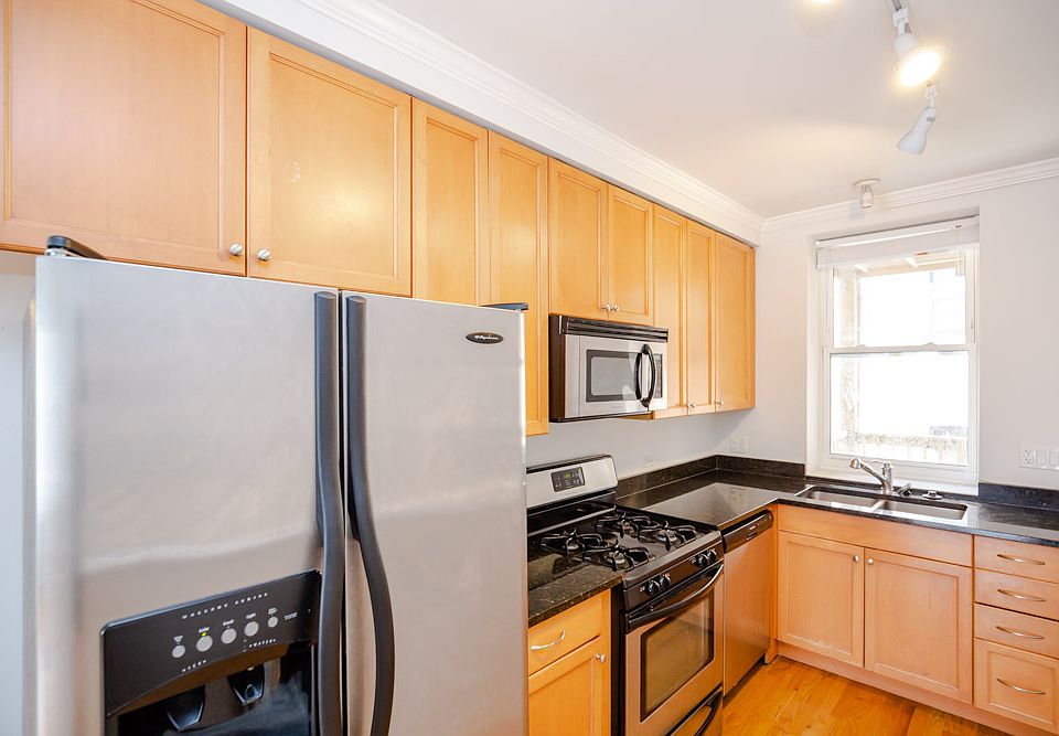 1st image of 1152 W Cornelia Ave #1