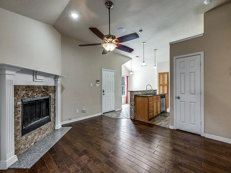 416 Scott Ln — Photo 5