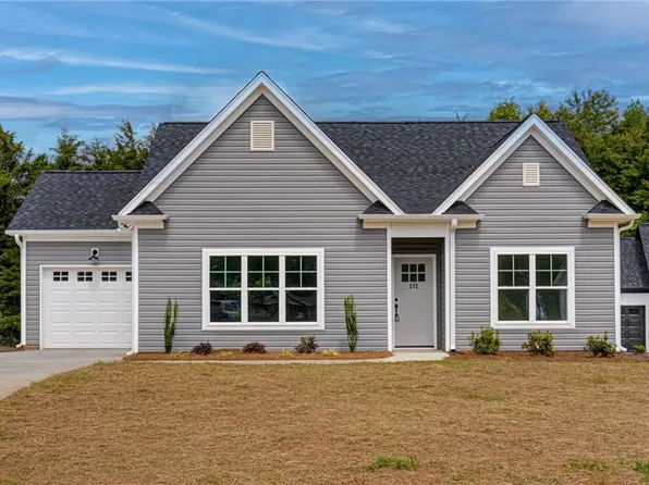 372 W Lee Ave, Yadkinville, NC 27055