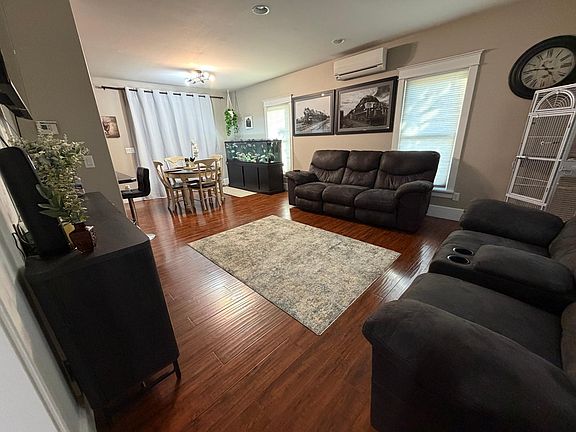4th image of 805 Oak St