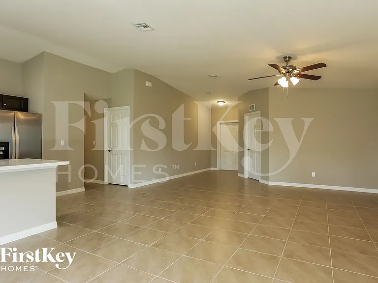 1298 SW Crost Ave — Photo 3