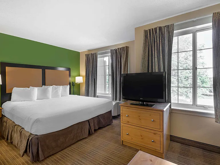 Deluxe Studio - 1 King Bed