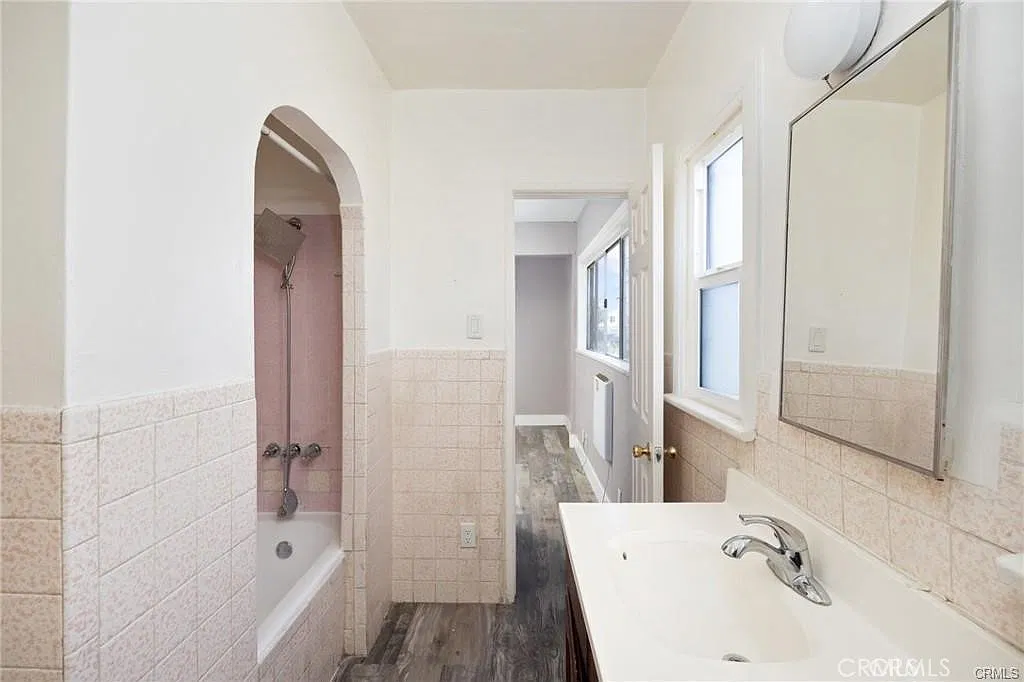 3 bed, 800 sqft, $2,700 — Photo 3