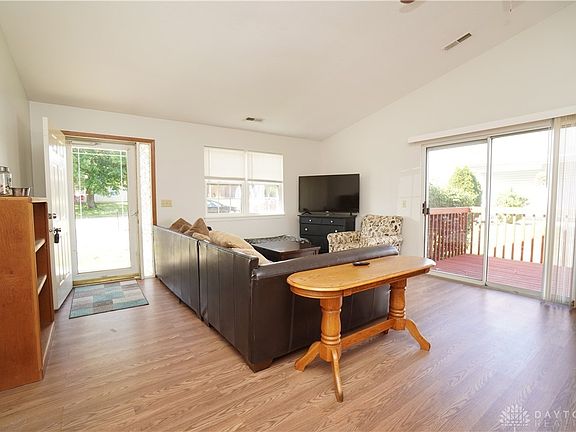 4th image of 482 Oxford Dr