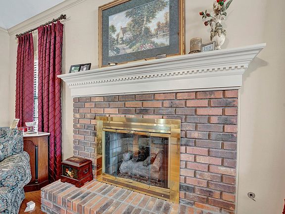 4th image of 915 Waif Woods Ln
