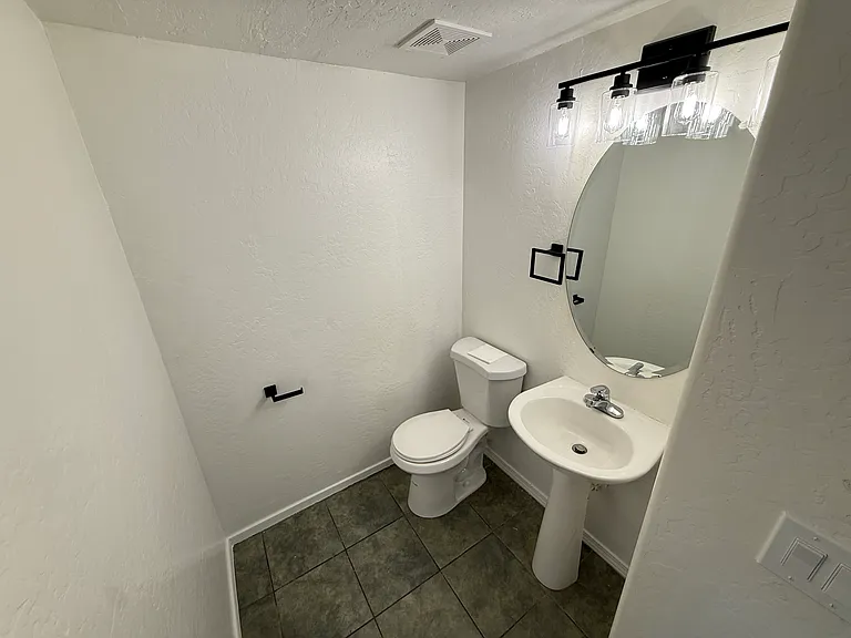1457 E 10th Pl — Photo 43