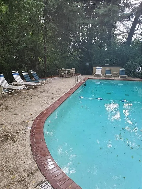 3 bed, 1.5 bath, 1176 sqft, $2,095 — Photo 2
