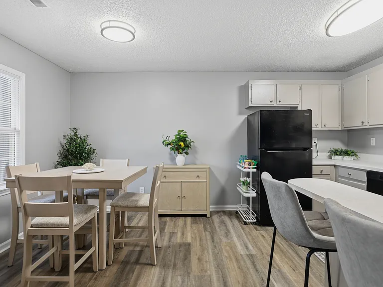 Westpointe Apartments — Photo 11