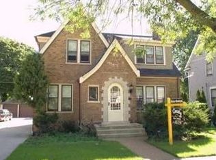 11 N Chapel St, Waukegan, IL 60085