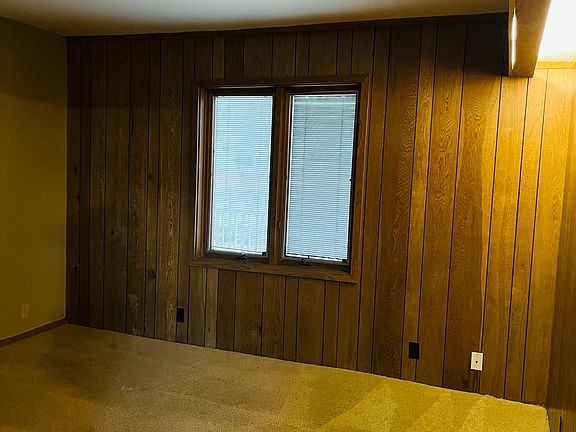 Downstairs bedroom.