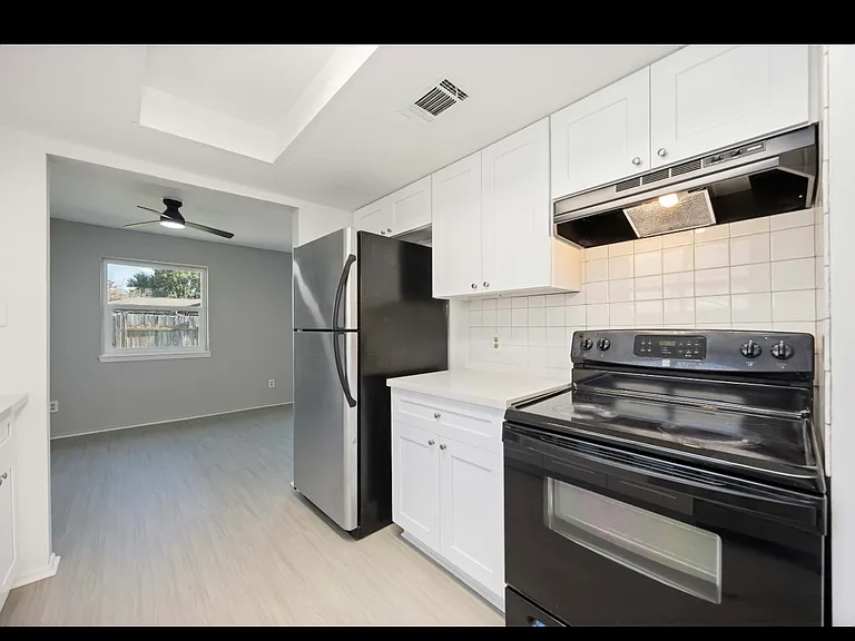 2302 Green Knoll Dr — Photo 6