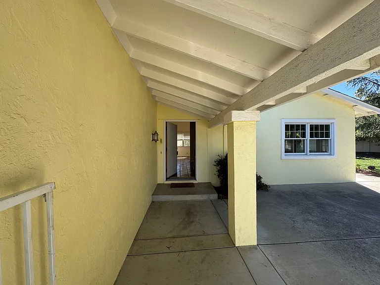 601 Hemlock Ct — Photo 3