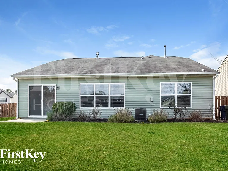 104 Tasman Dr — Photo 15