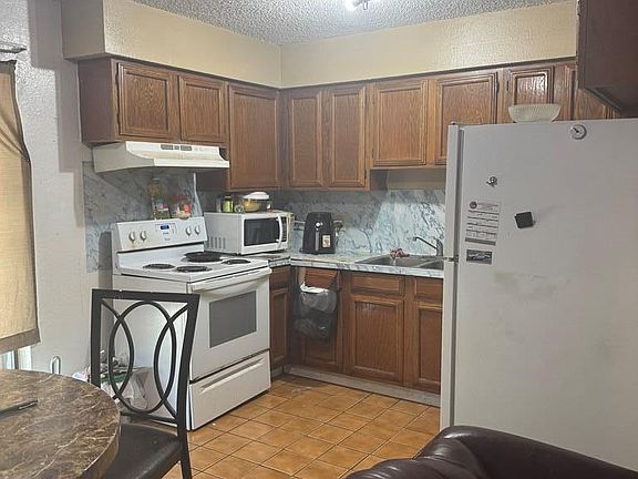 4th image of 1014 W Memphis St