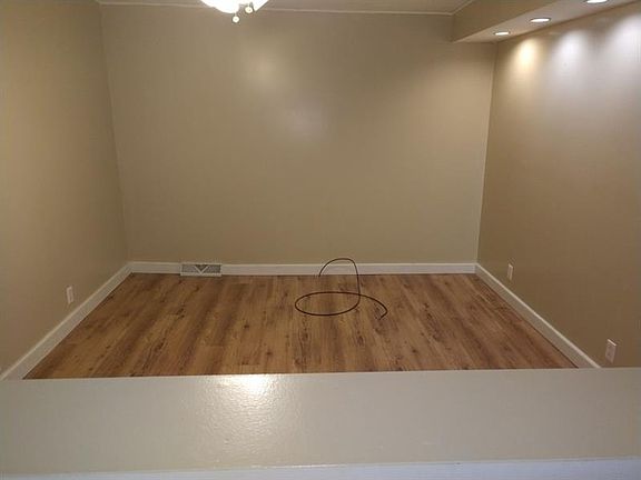 4th image of 114 Whieldon Ave