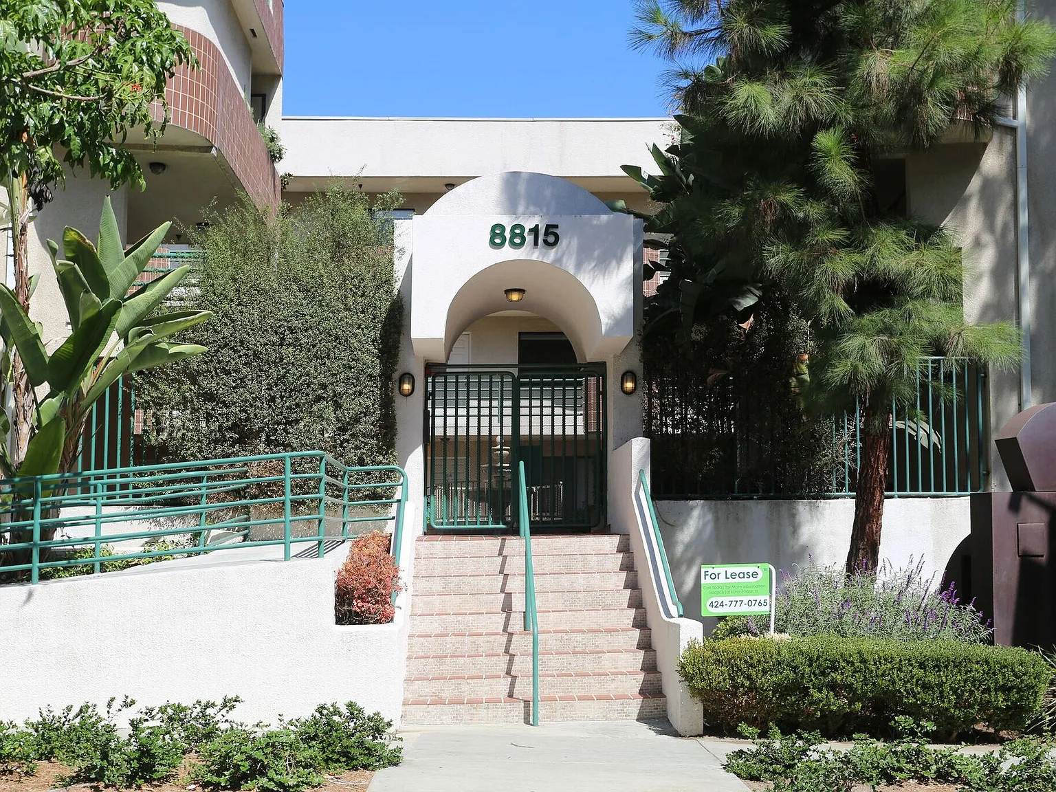 Cynthia Gardens...West Hollywood's most Desired Neighborhood...Remodeled Apartments...CALL NOW! — Photo 4