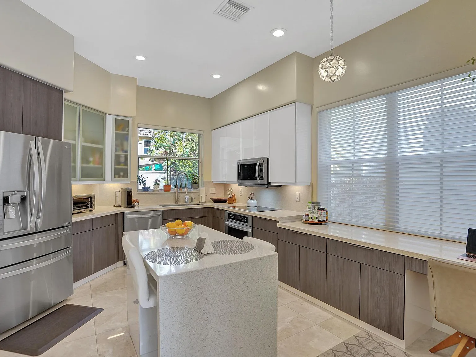 3 bed, 2.5 bath, 1784 sqft, $9,500 — Photo 4