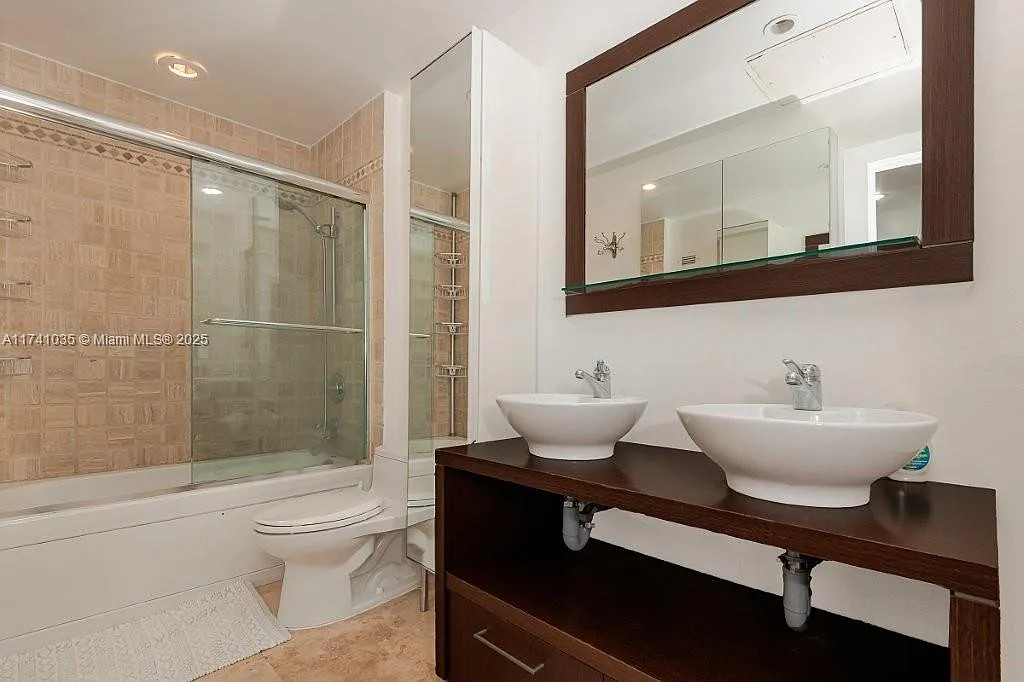 Roney Palace Condo — Photo 2