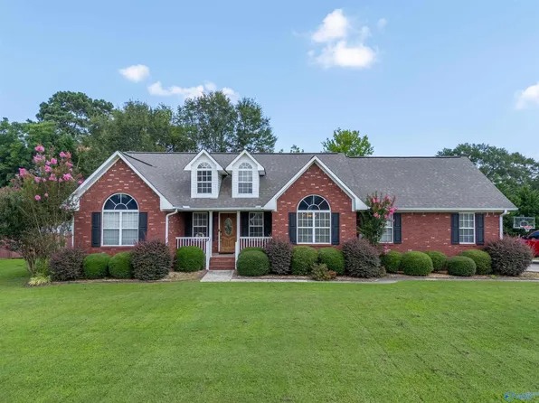 82 Drury Ln, Albertville, AL 35950