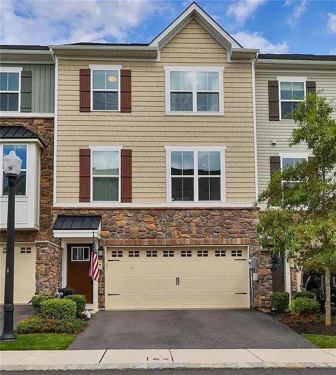 3 bed, 3.5 bath, 2407 sqft, $3,300 — Photo 1