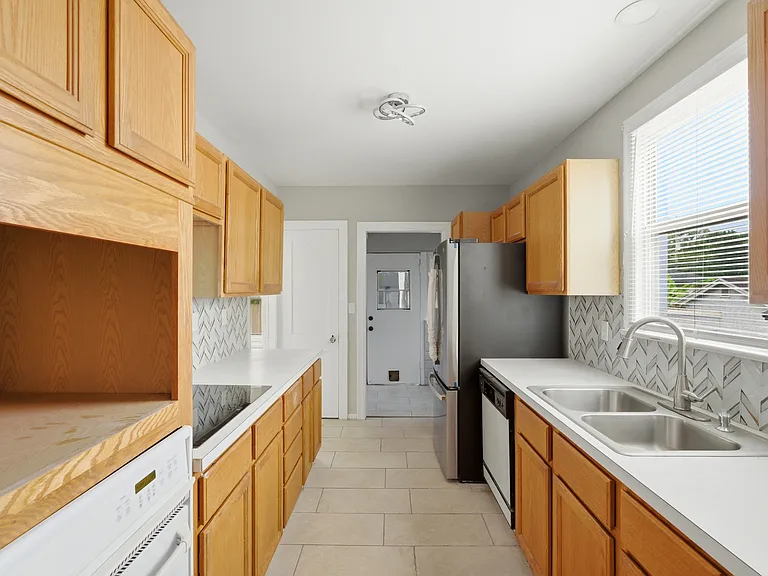 2114 Merrill Ave — Photo 9