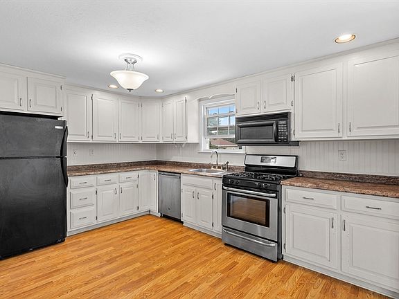 3rd image of 12 Teller St