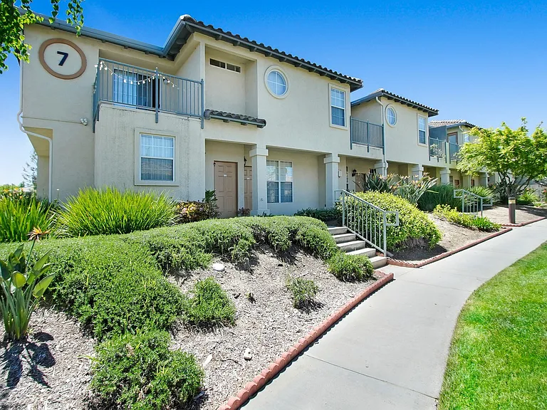 La Villa Apartments — Photo 6