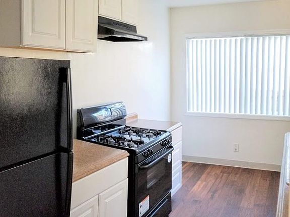 2nd image of 3915 Marine View Ave #3915