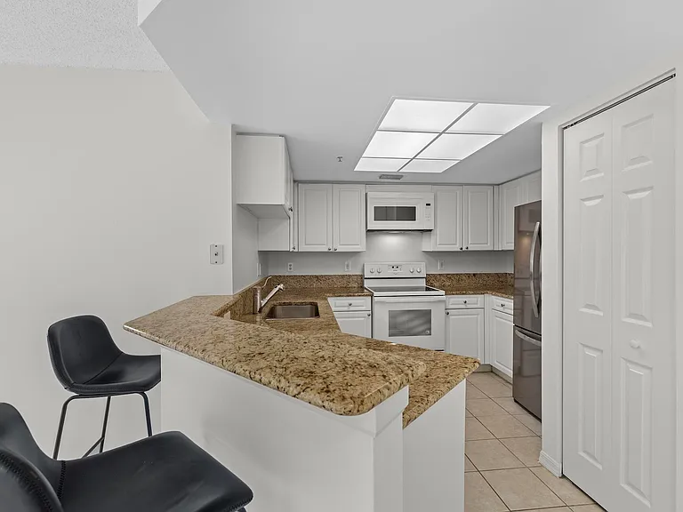300 Crestwood Ct N #302 — Photo 5