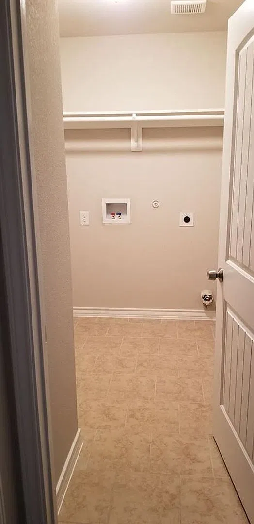 Move in Ready - 3 bedroom 2 bath 1 car garage — Photo 4