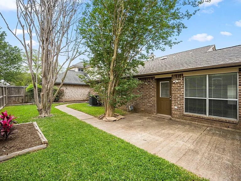 1915 Creek Valley Ln — Photo 25