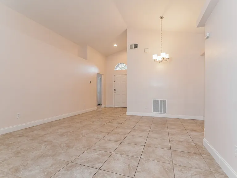 2708 Eagle Creek Ct — Photo 3