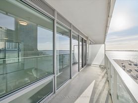 15 Queens Quay E