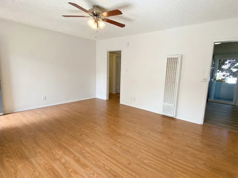 13860 Burbank Blvd — Photo 47