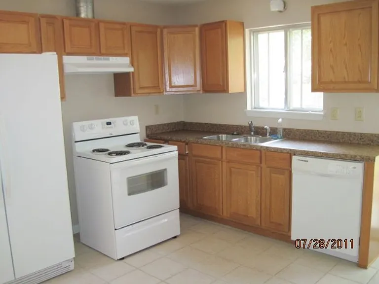 409 Oak St — Photo 12