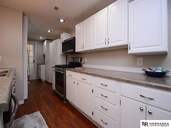 3rd image of 205 Baker St