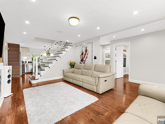4th image of 690 Ray Avenue