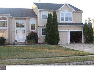 33 E Meadowbrook Cir, Sicklerville, NJ 08081