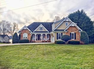 698 Moretz Ct, Hickory, NC 28601