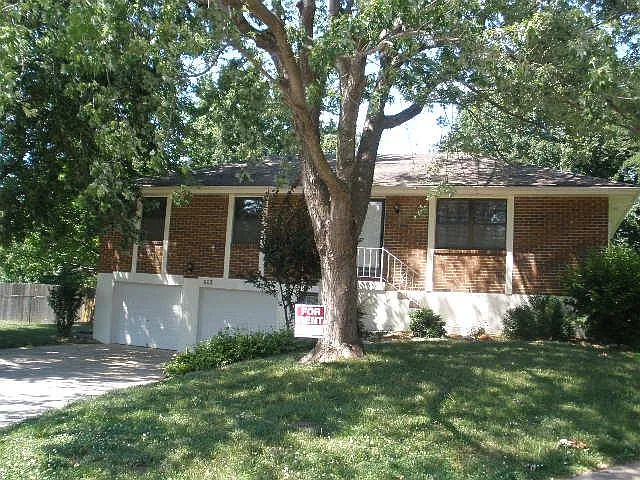 603 NE Noeleen Pl — Photo 1