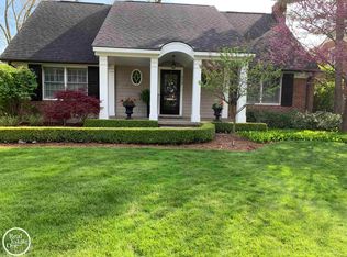 319 Cloverly Rd, Grosse Pointe Farms, MI 48236